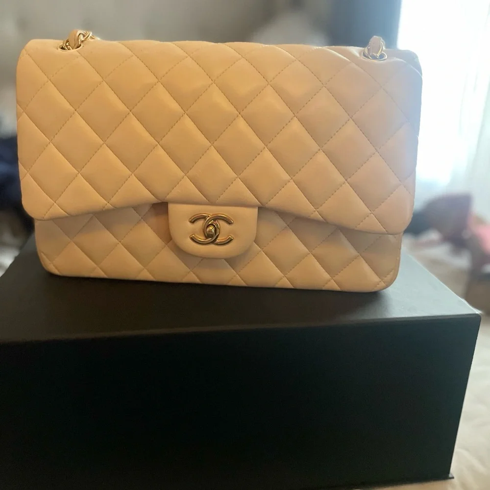 Brand new classic jumbo Chanel only used 1 time. Cream color - Picture 6 of 7